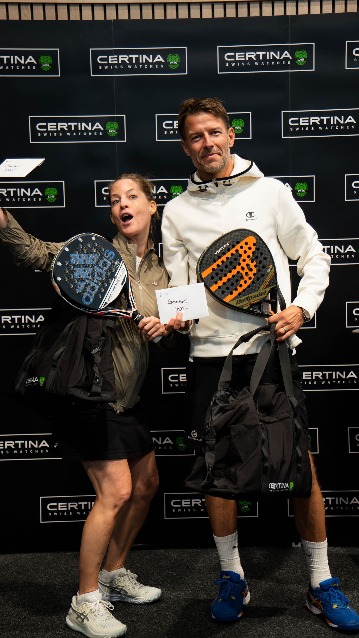 To spillere med padelrackets og gavekort foran Certina-bakteppe hos Bærum Padel