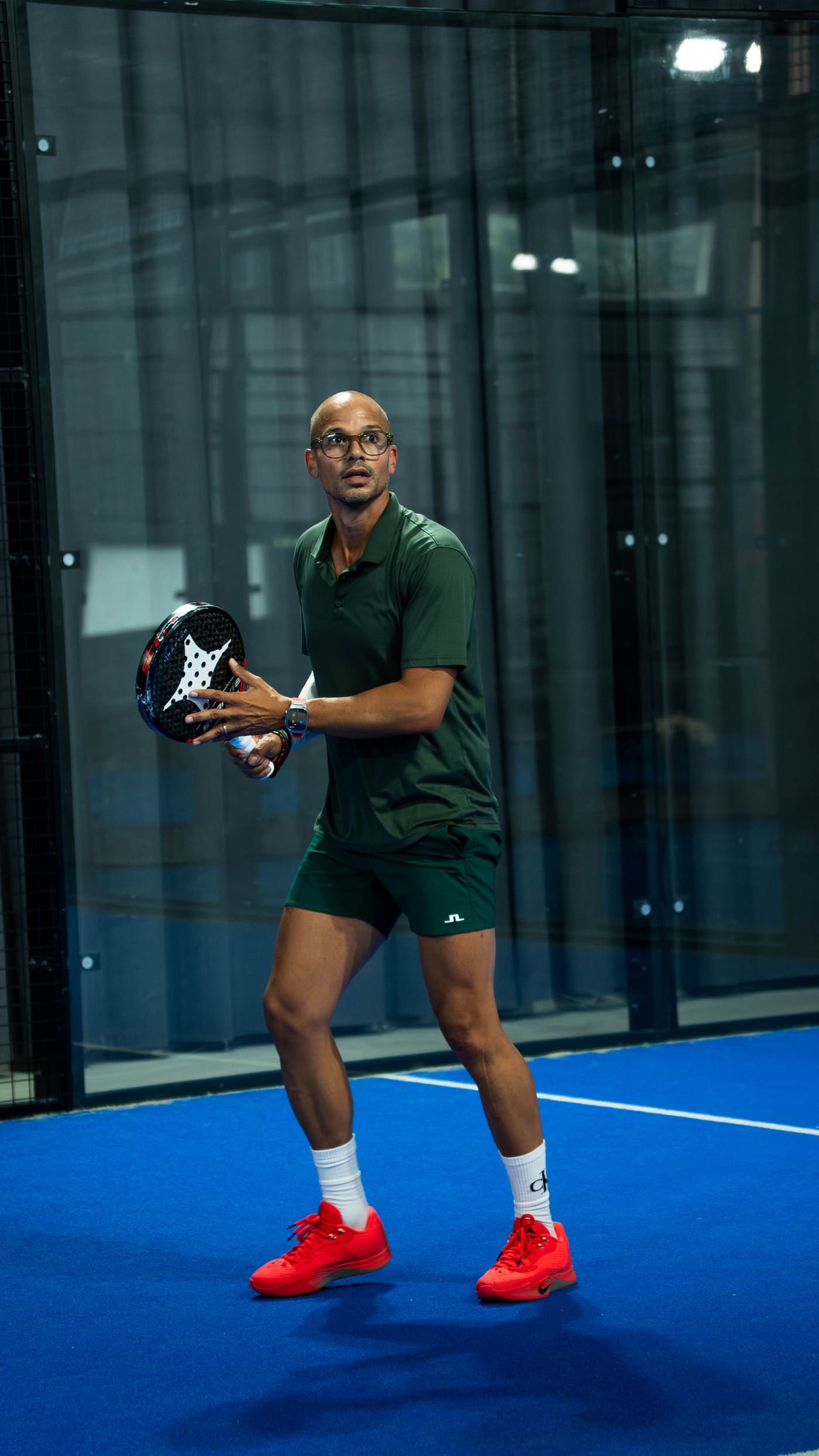 Spiller klar til å returnere ball på padelbanen