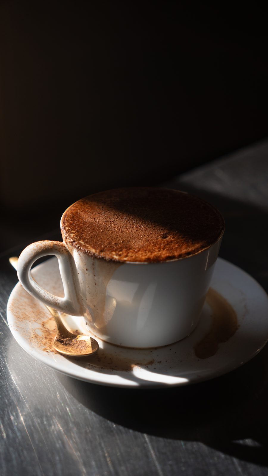 Kaffekopp i sollys på Sandvika Folkebad